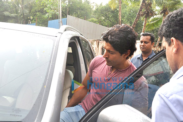 farhan akhtar snapped in bandra 5