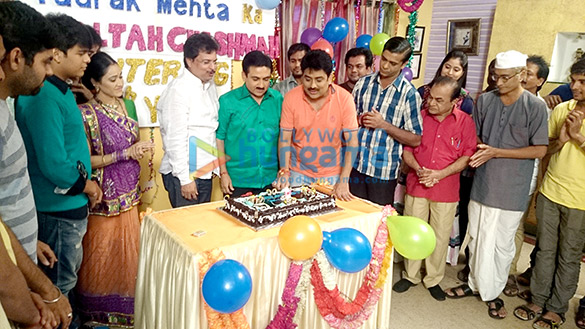cast of the tv show taarak mehta ka ooltah chashmah celebrate the completion of 7 year 4