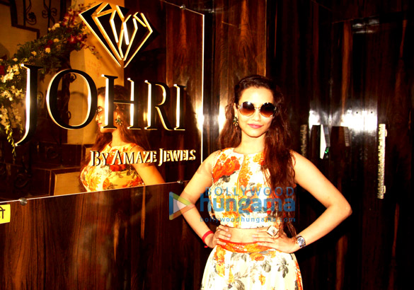 tia bajpai akanksha singh at the launch of johri lounge by amaze jewels in bandra 4