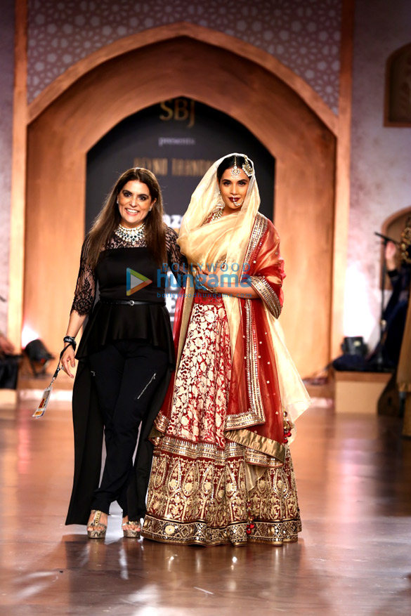 richa chadda walks for shahbanu by reynu taandon at amazon india couture week 2015 2
