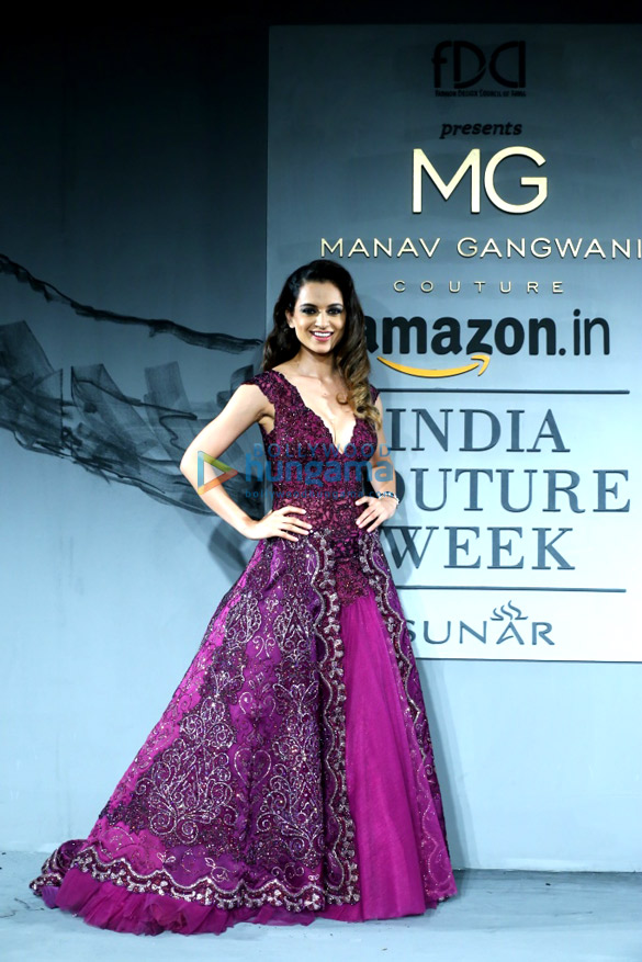 kangna ranaut walks for manav gangwani at amazon india couture week 2015 3