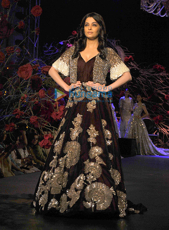 aishwarya rai bachchan walks for manish malhotra at amazon india couture week 2015 6