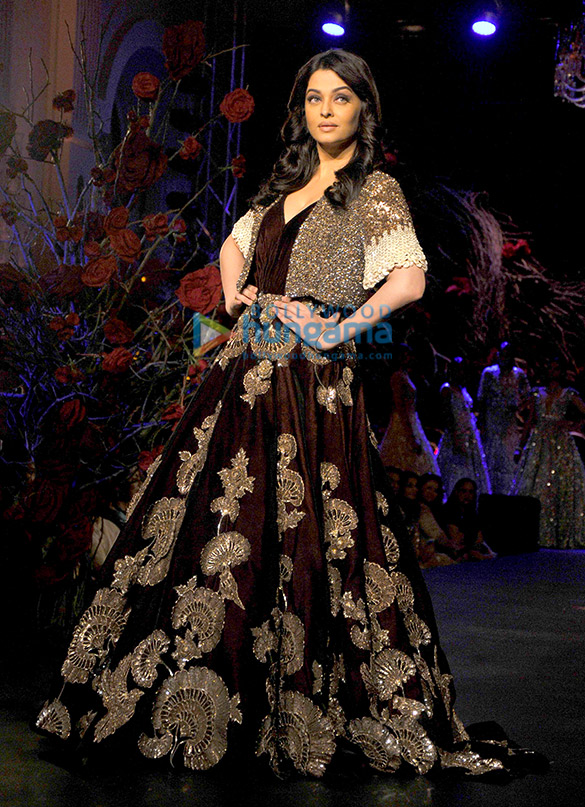 aishwarya rai bachchan walks for manish malhotra at amazon india couture week 2015 3