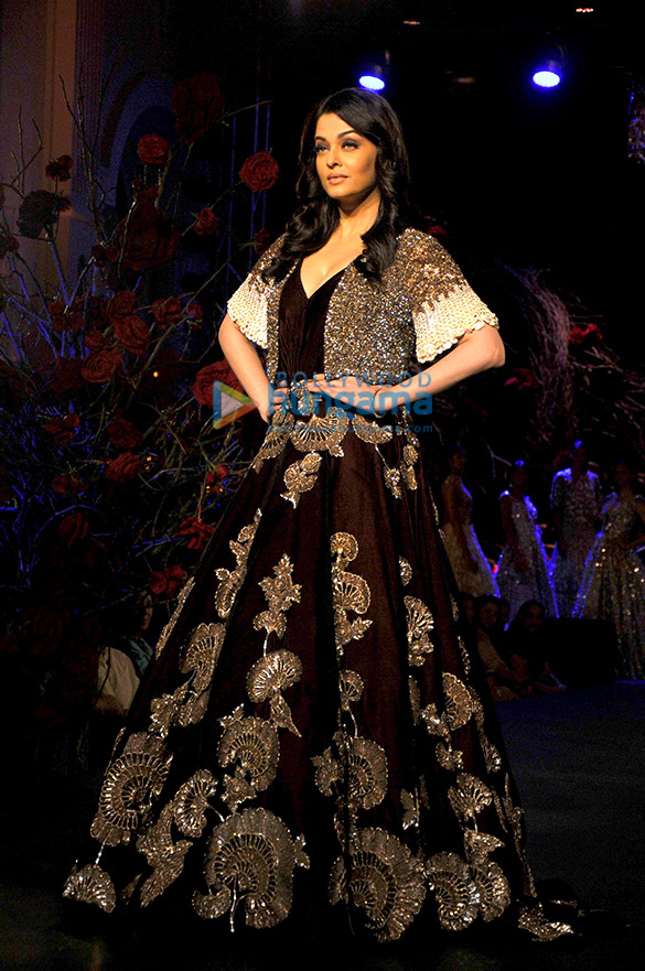 aishwarya rai bachchan walks for manish malhotra at amazon india couture week 2015 4