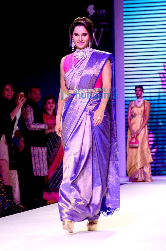 sania mirza walks at iijw 2015 3