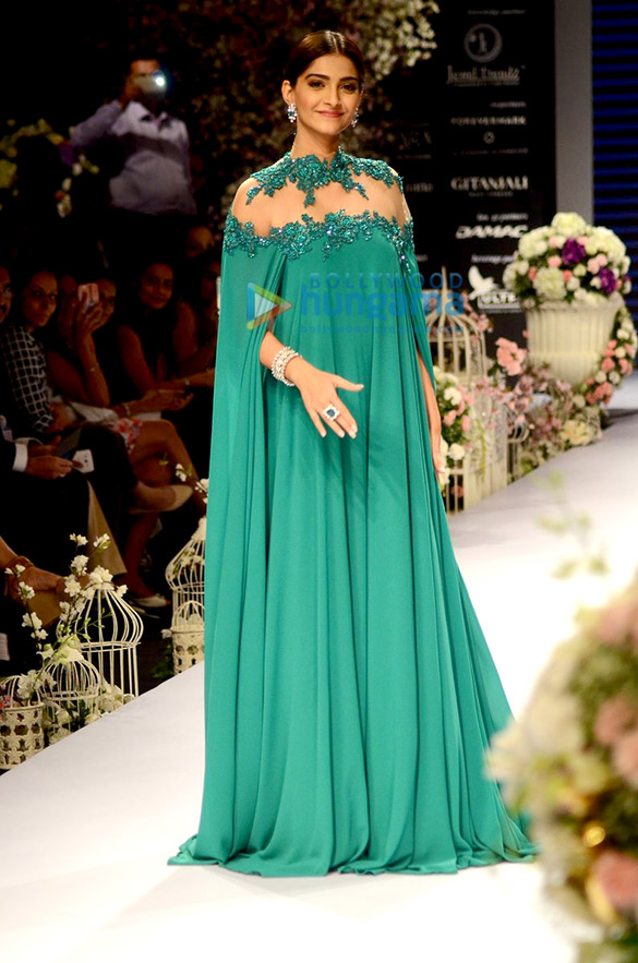 sonam kapoor inaugurates iijw 2015 13
