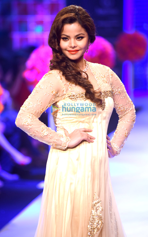 hrishita bhatt walks at iijw 2015 8