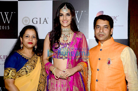 kriti sanon walks for sunil jewellers at iijw 2015 7