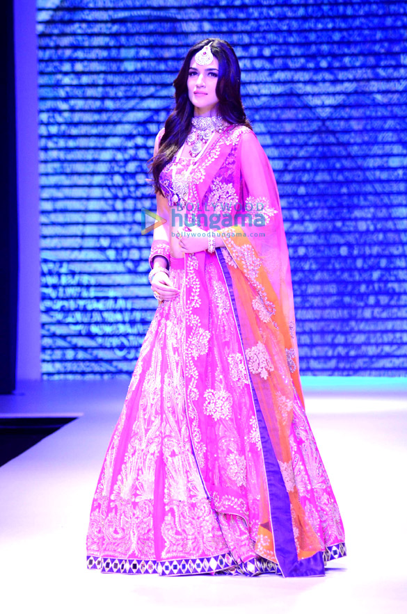 kriti sanon walks for sunil jewellers at iijw 2015 6