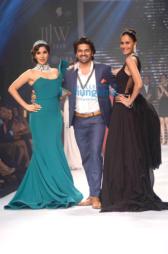 sophie choudry walks for diosa swarowski at iijw 2015 6