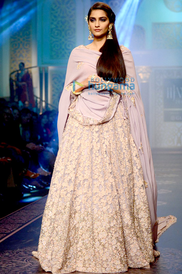 sonam kapoor walks for iijw 2015 finale 4