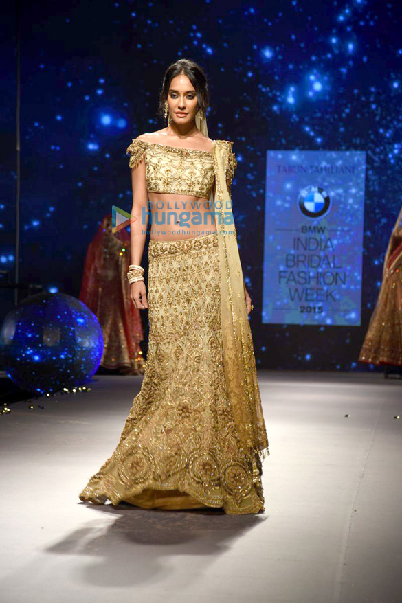 lisa haydon walks for tarun tahiliani at bmw india bridal fashion week 14