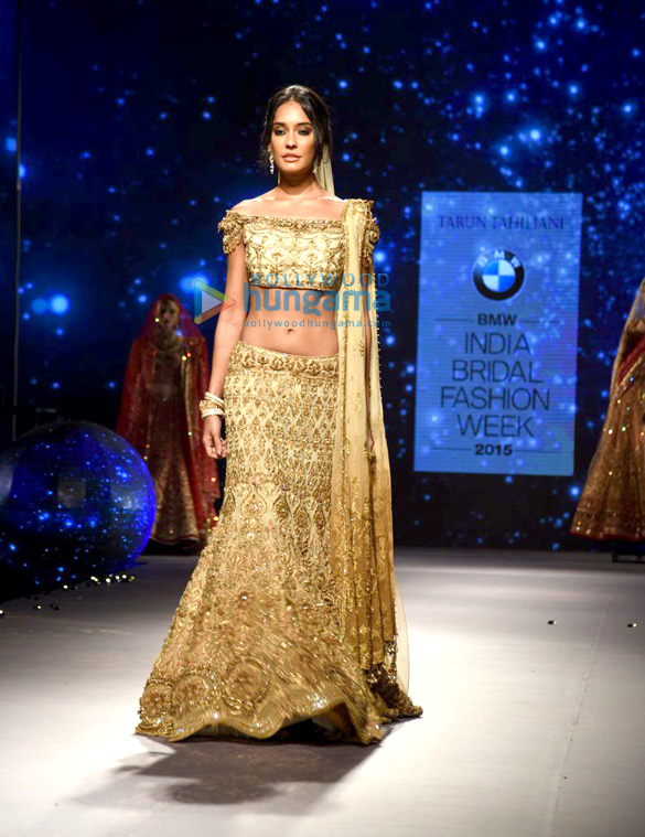 lisa haydon walks for tarun tahiliani at bmw india bridal fashion week 13