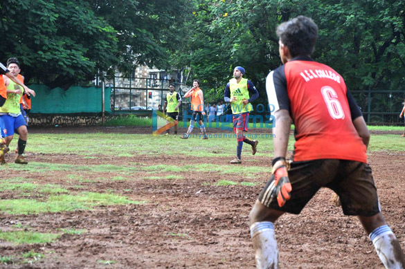 ranbir kapoor snapped playing football 25