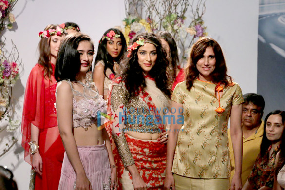 akshara haasan walks for rina dhaka at bmw india bridal fashion week 2015 7
