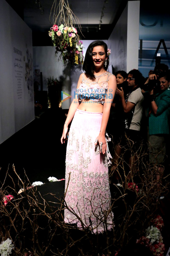 akshara haasan walks for rina dhaka at bmw india bridal fashion week 2015 6