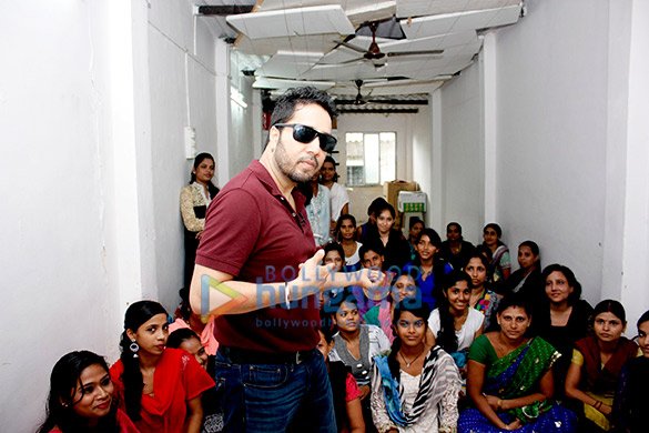 mika singh celebrates independence day with underprivileged kids of divine touch ngo 4