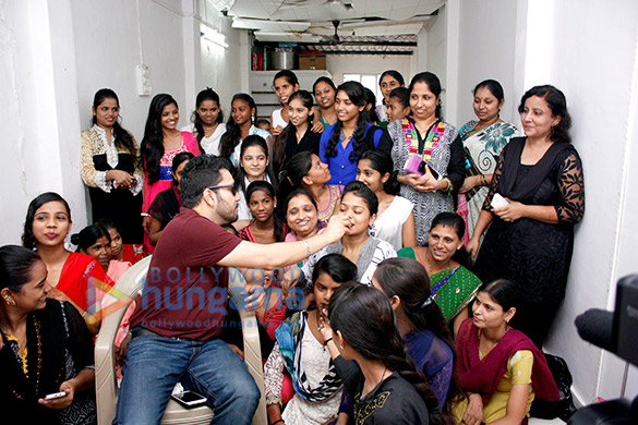 mika singh celebrates independence day with underprivileged kids of divine touch ngo 14