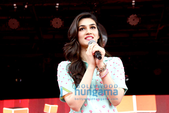 kriti sanon graces umang festival 2015 4