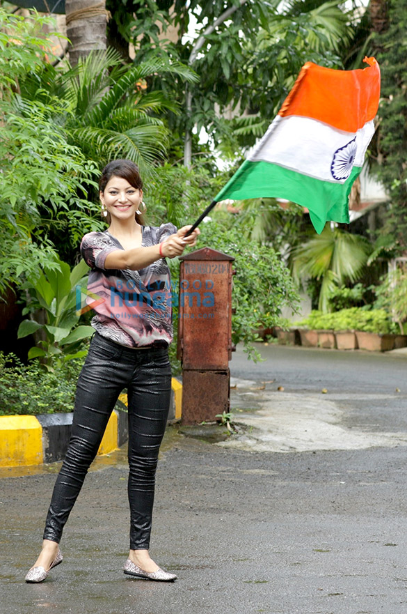 urvashi rautela snapped saluting the indian flag on independence day 9