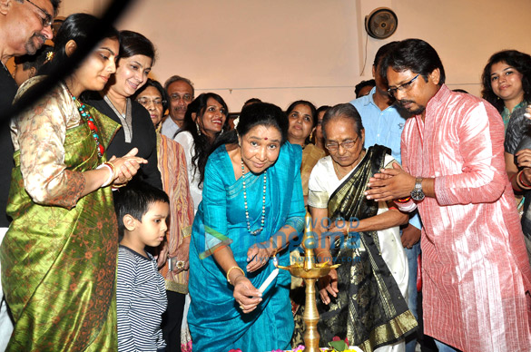 asha bhosle inaugurates paramesh pauls glory of the ganges exhibition 2