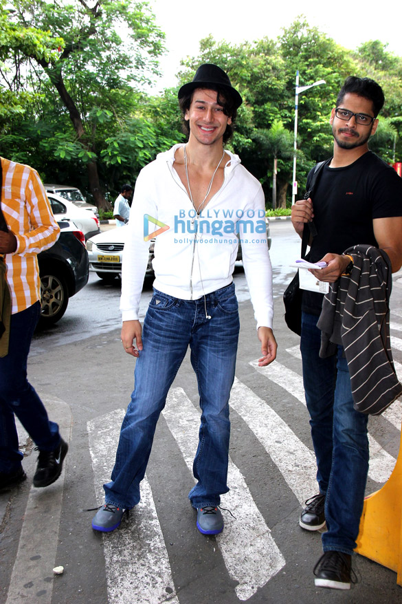 tiger shroff shraddha kapoor snapped on their way to delhi 6