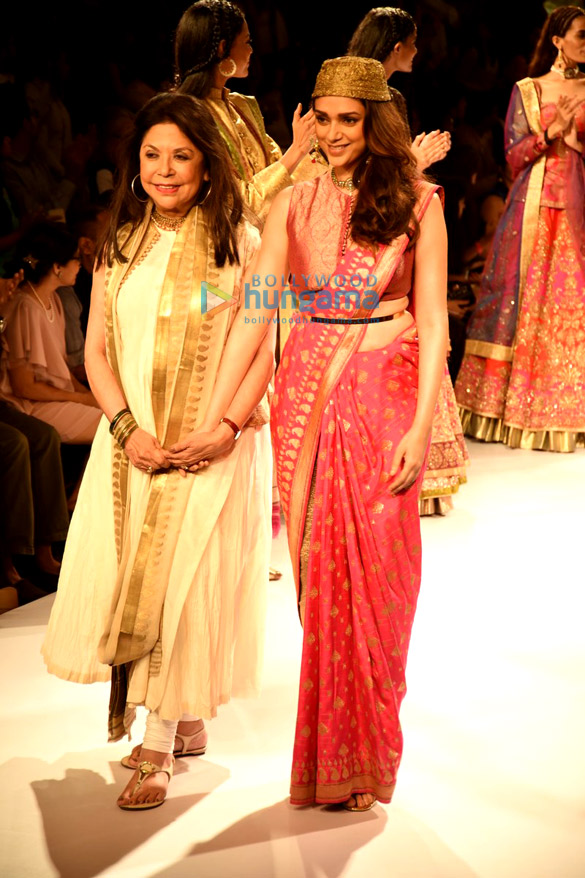 aditi rao hydari walks for ritu kumar at lakme fashion week 2015 5