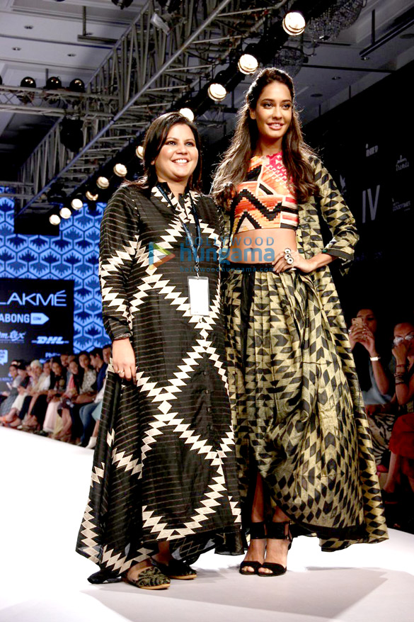 lisa haydon walks for swati vijaivargie at lakme fashion week 2015 8