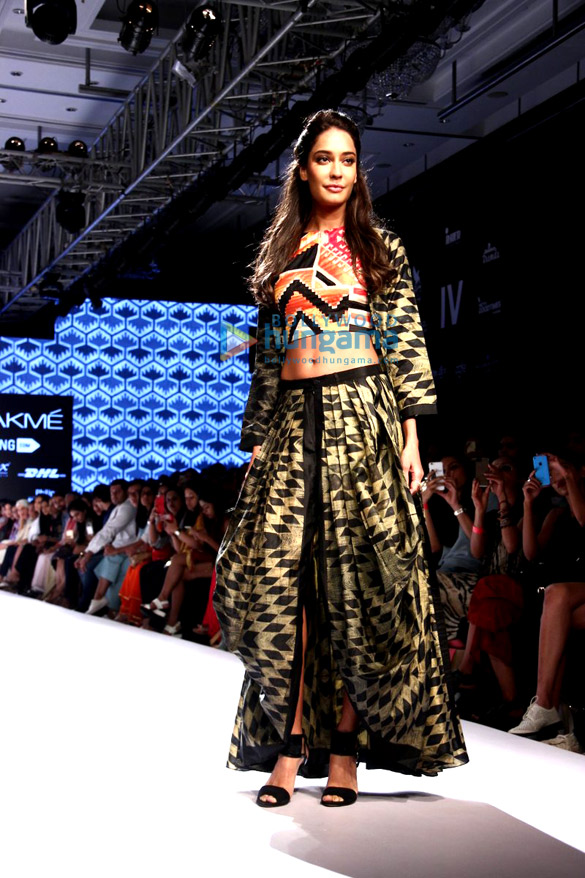 lisa haydon walks for swati vijaivargie at lakme fashion week 2015 4