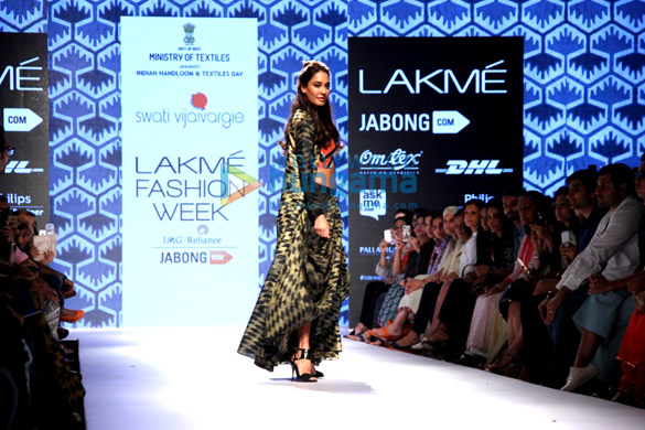 lisa haydon walks for swati vijaivargie at lakme fashion week 2015 6