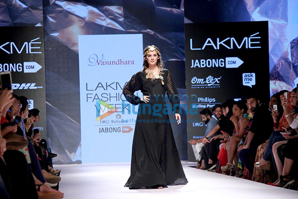 evelyn sharma walks for vasundhara at lakme fashion week 2015 4