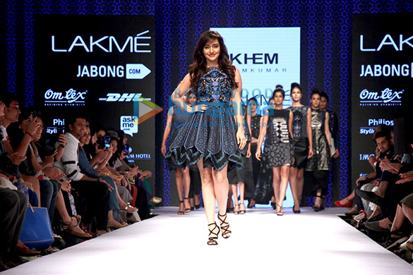 neha sharma walks for khem premkumar at lakme fashion week 2015 6