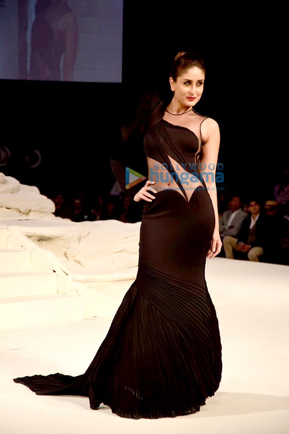 kareena kapoor khan walks the ramp for gaurav gupta at the lakme fashion week 2015 5