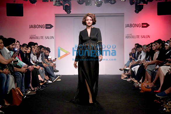surveen chawla walks the ramp for tanieya khanuja at the lakme fashion week 2015 3
