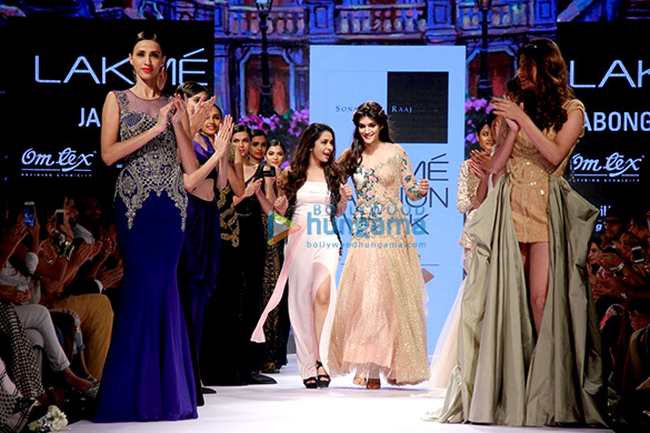 kriti sanon walks the ramp for sonakshi raaj at the lakme fashion week 2015 3