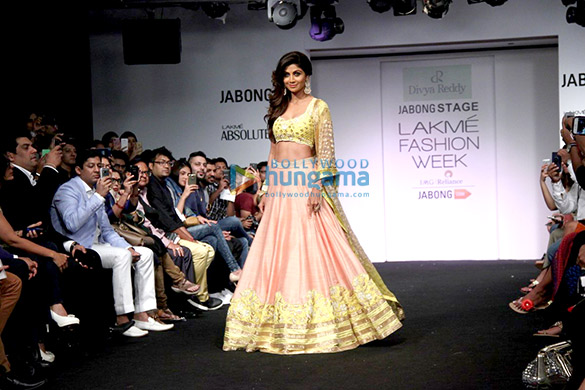 shilpa shetty walks the ramp for divya reddy at the lakme fashion week 2015 6