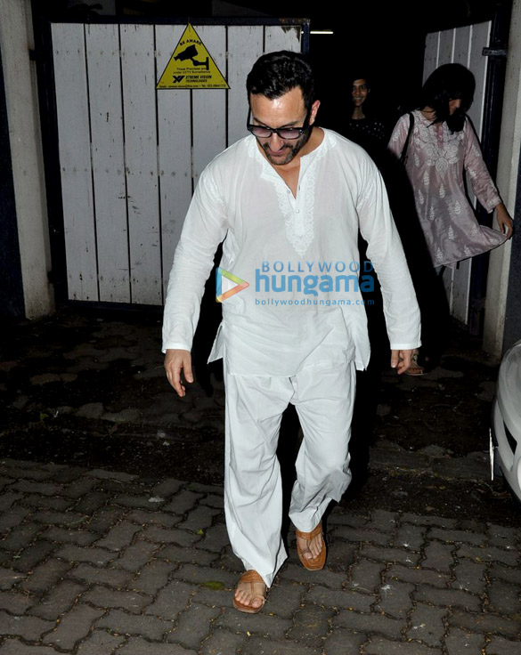 saif ali khan snapped in pyjama kurta 3