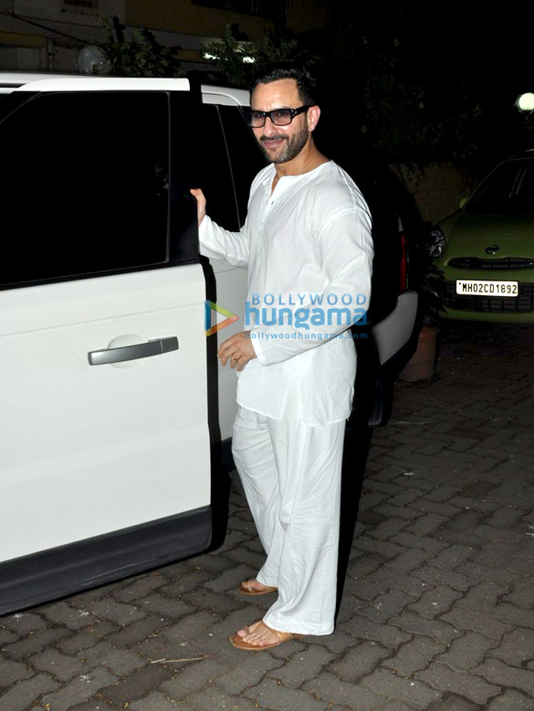 saif ali khan snapped in pyjama kurta 5
