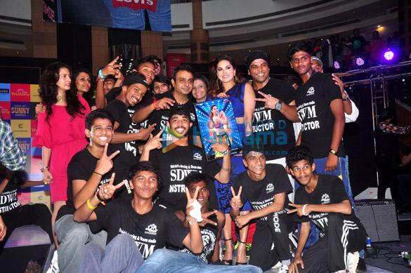 sunny leone unveils the super hot sunny mornings dvd 4