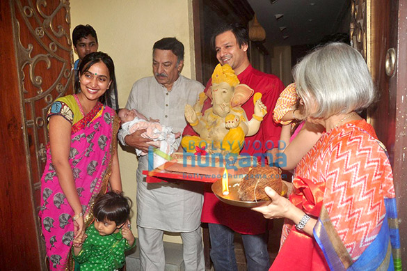 vivek oberoi family snapped bringing home a ganpati idol 2
