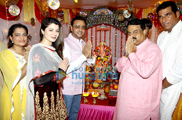 celebs attend maha aarti with nashik dhol at goregaon 6