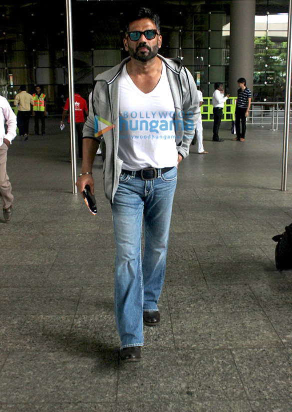 ileana dcruz suniel shetty snapped at the international airport 7