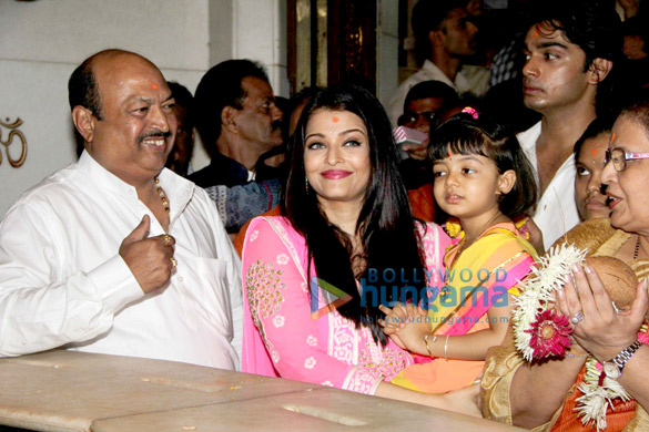 aishwarya rai bachchan visits siddhivinayak with aaradhya and family 9