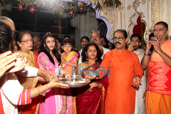 aishwarya rai bachchan visits siddhivinayak with aaradhya and family 10