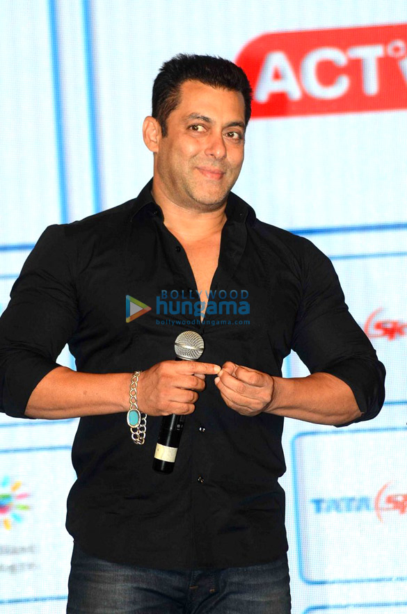 salman khan suniel shetty at tata skys health and fitness launch 7
