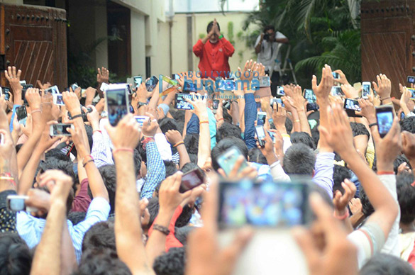 amitabh bachchan meets his fans on a routine sunday 4