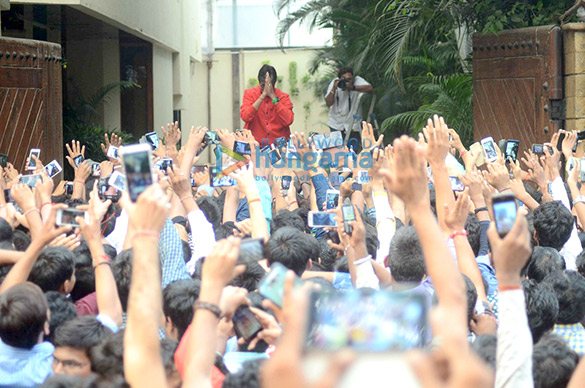 amitabh bachchan meets his fans on a routine sunday 6