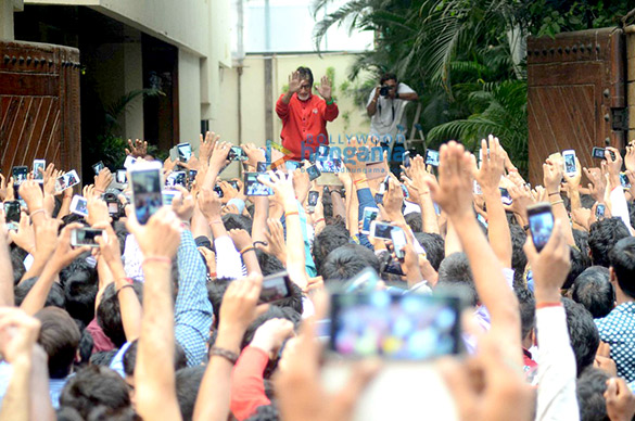 amitabh bachchan meets his fans on a routine sunday 5
