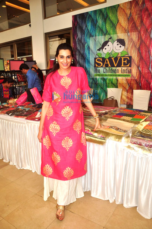 athiya shetty suniel shetty mana shetty grace the araaish exhibition for save the children india 9