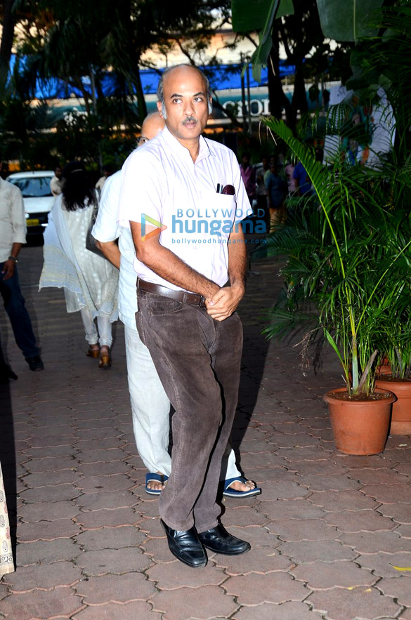 celebs attend ravindra jains prayer meet 7